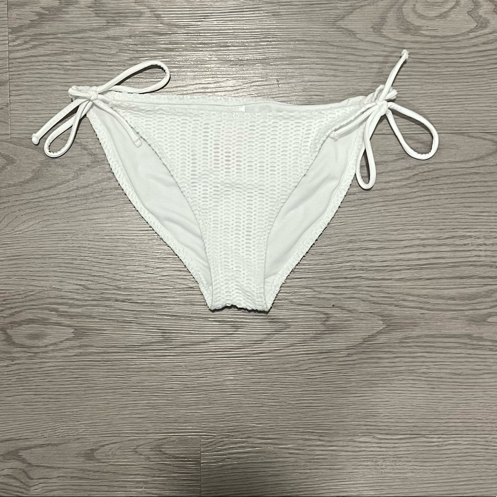 NO BOUNDARIES - white bikini bottoms, size: S, never worn & in perfect condition